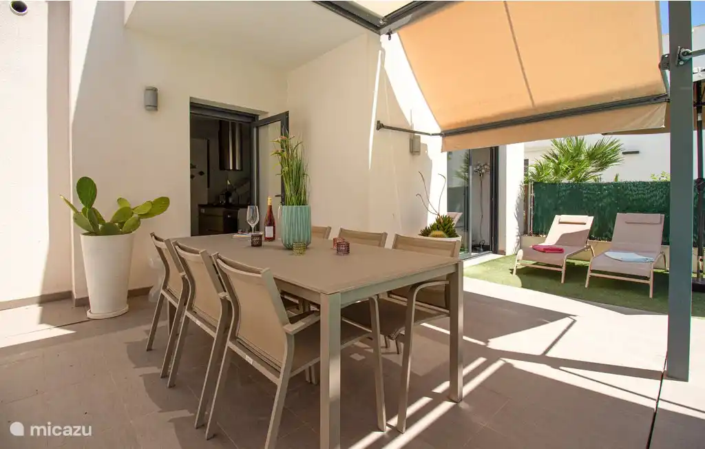 Overdekt terras met eettafel