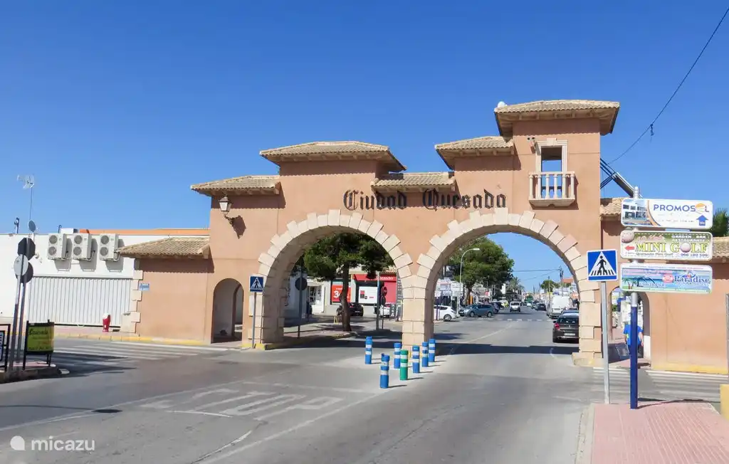 De toegangspoort van Ciudad Quesada